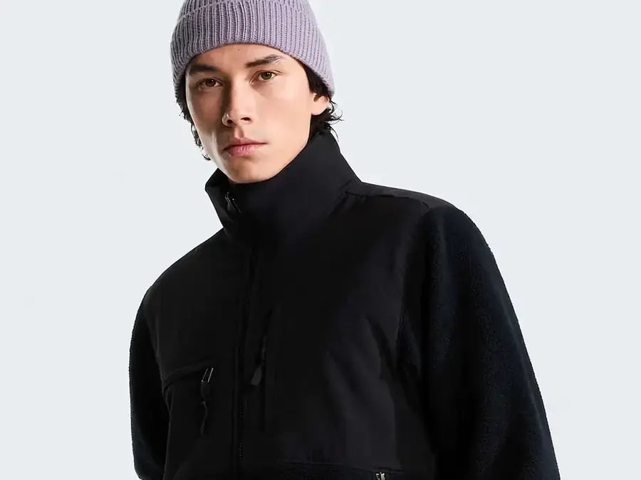 Jacke mit hochgeschlossenem Kragen getragen