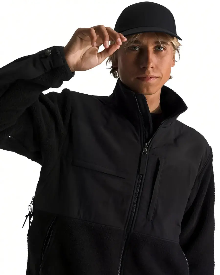 Mann trägt die NORTH JACKET in Schwarz