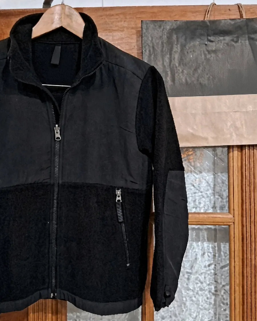 Die NORTH JACKET am Bügel: Fleece am Körper, Nylon an Schultern und Taschen