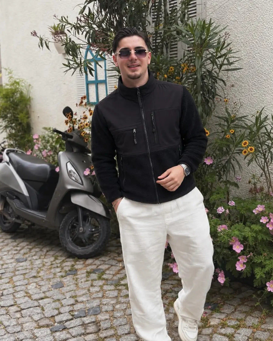 Die Jacke geschlossen über einem T-Shirt getragen